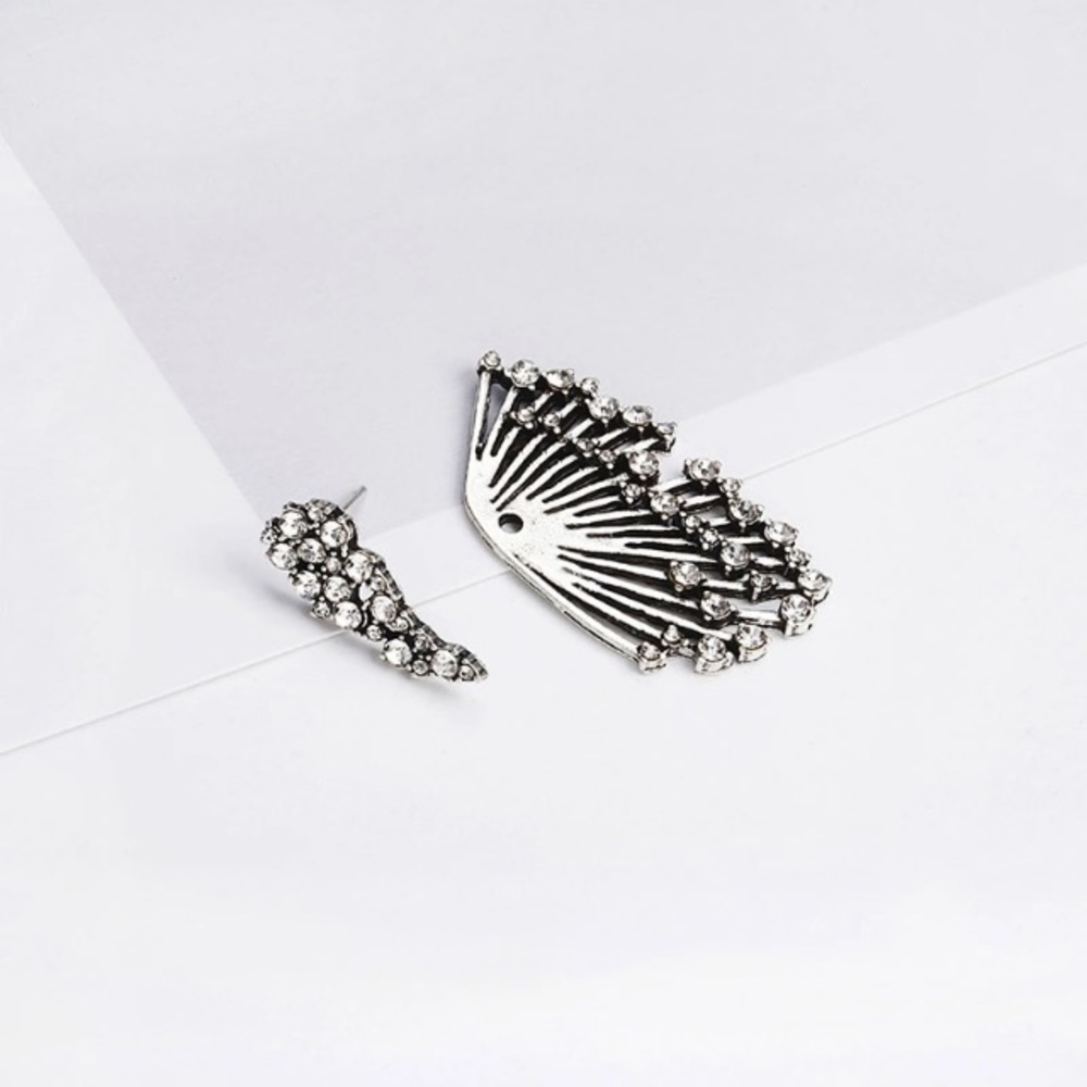 NEW!๐๐1 PIECE PUNK๐คROCK CRYSTAL STUD!๐๐1 ONLY - Picture 3 of 7
